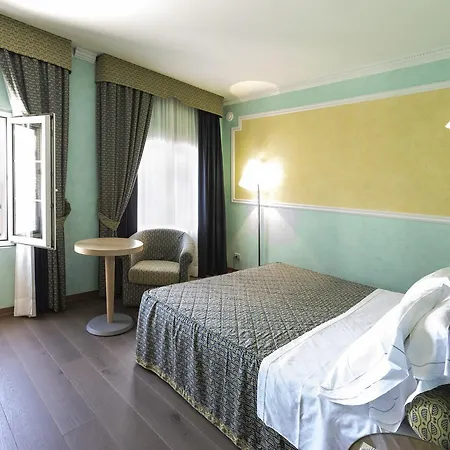 Hotell Grand 4*
